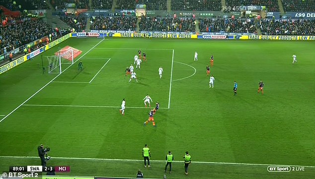 Tại sao VAR không được sử dụng khi Aguero ghi bàn trong tư thế việt vị?