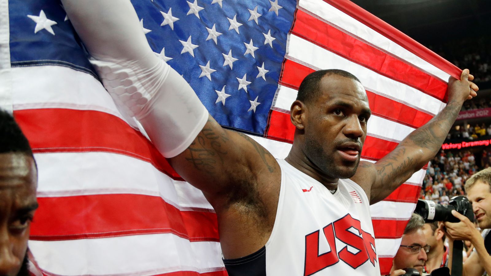 LeBron James không phủ nhận khả năng khoác áo tuyển Mỹ đánh FIBA World Cup 2019
