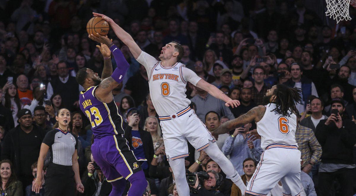 LeBron James cũng phải khen cầu thủ trẻ này sau pha bị block sấp mặt ở những giây cuối