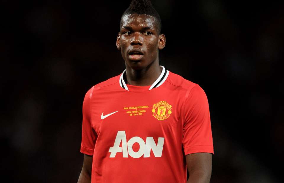 Hé lộ điều khó tin Pogba thường làm với danh thủ Paul Scholes trên sân tập MU