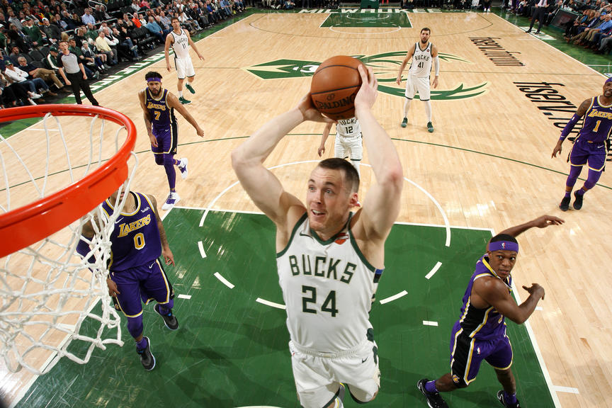 Giannis Antetokounmpo hẹn LeBron James ngồi ngoài, Milwaukee Bucks không chừa lối thoát nào cho Los Angeles Lakers