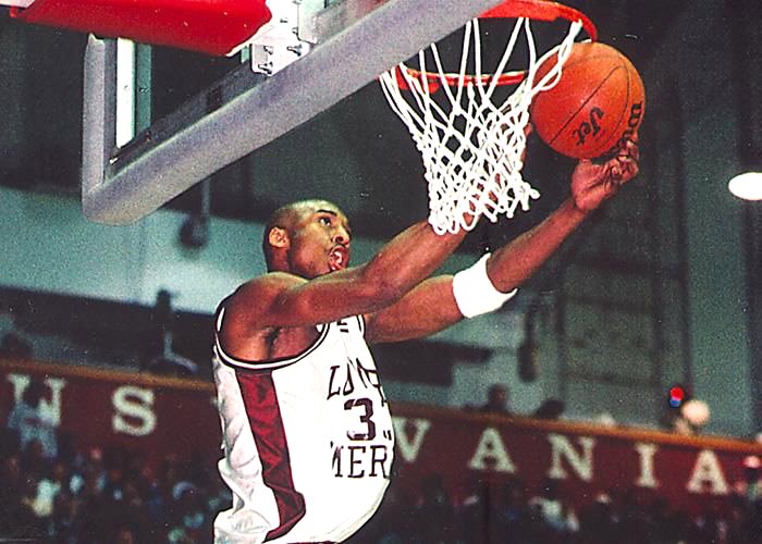 Kobe Bryant đích thân gặp mặt người đã tìm lại chiếc áo bị đánh cắp