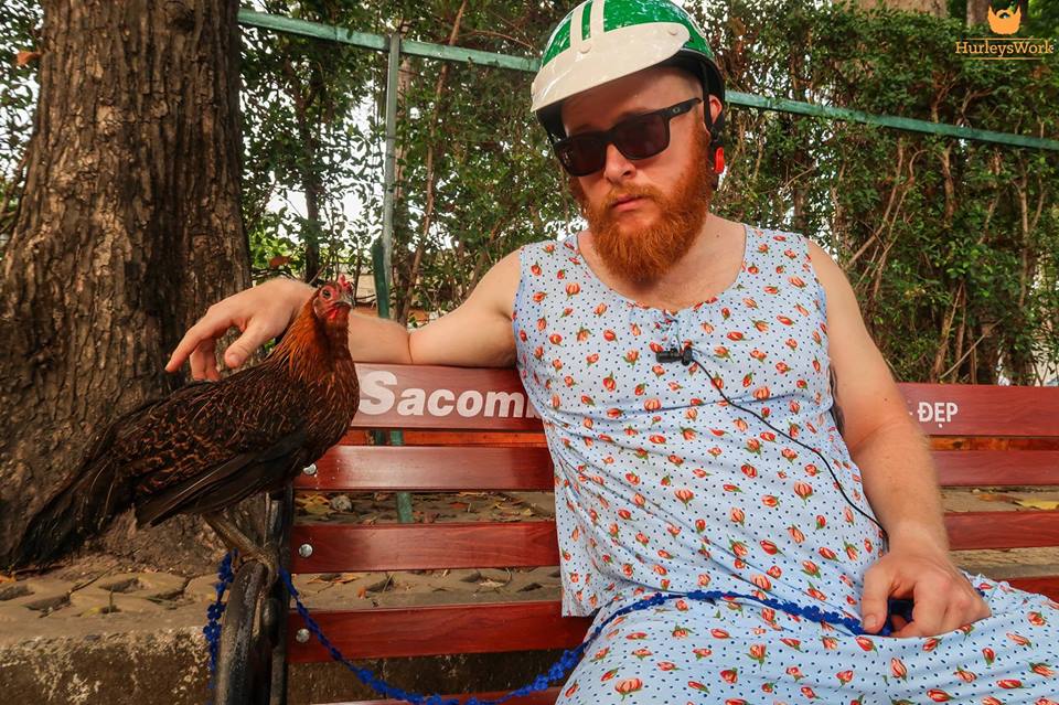 Anh Tây mặc pyjama bế gà dạo phố: Hóa ra là người quen của giới võ!