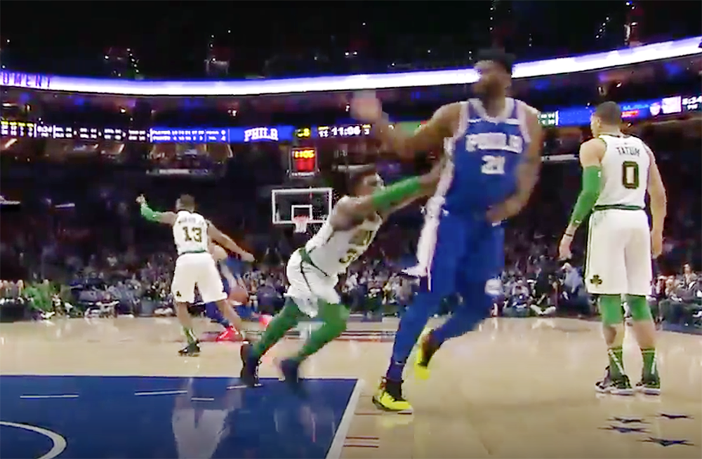 Căng thẳng leo thang ở cặp đấu Celtics - 76ers khi Marcus Smart đẩy ngã Joel Embiid trước khi bị truất quyền thi đấu