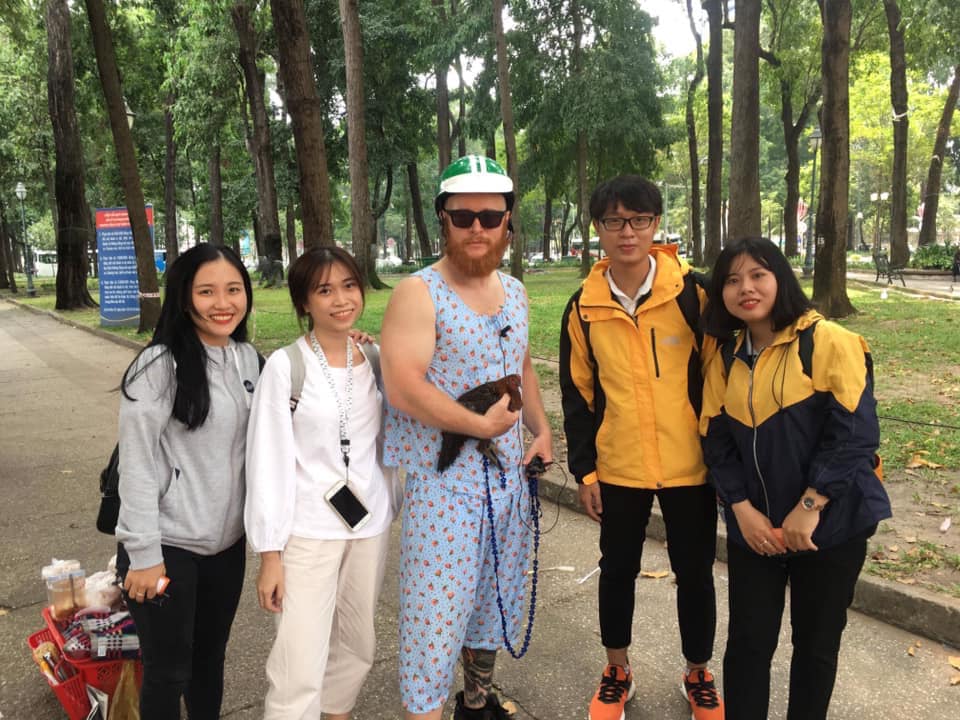 Anh Tây mặc pyjama bế gà dạo phố: Hóa ra là người quen của giới võ! Anh Tây mặc pyjama bế gà dạo phố: Hóa ra là người quen của giới võ!
