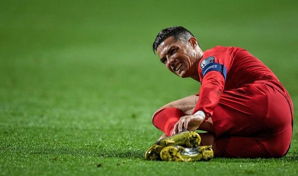 Tình huống Ronaldo thoát chấn thương khiến CĐV Juventus và Bồ Đào Nha toát mồ hôi