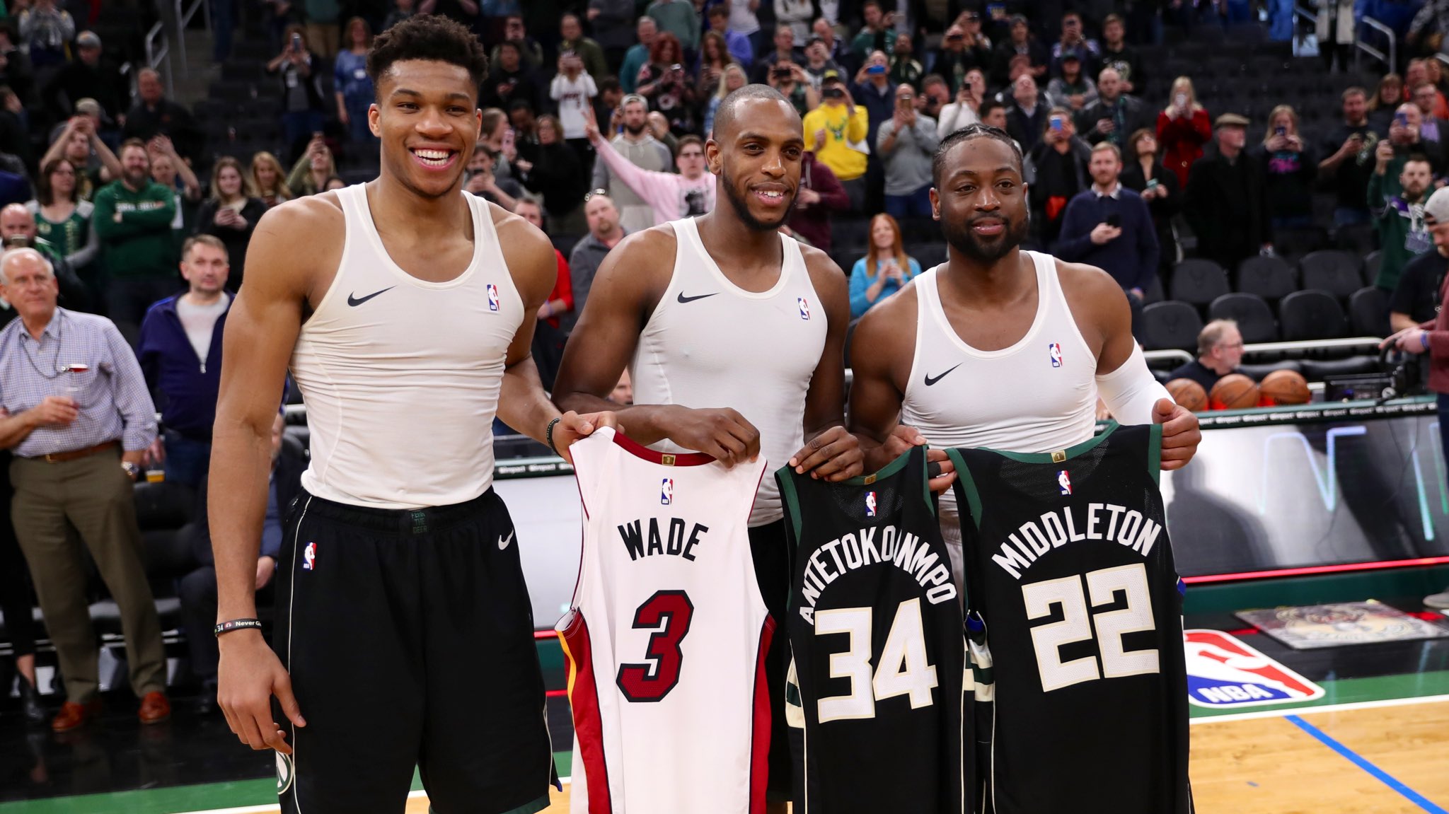 Vừa trở lại sau chấn thương, Giannis Antetokounmpo suýt chút nữa lại phải lên băng ca