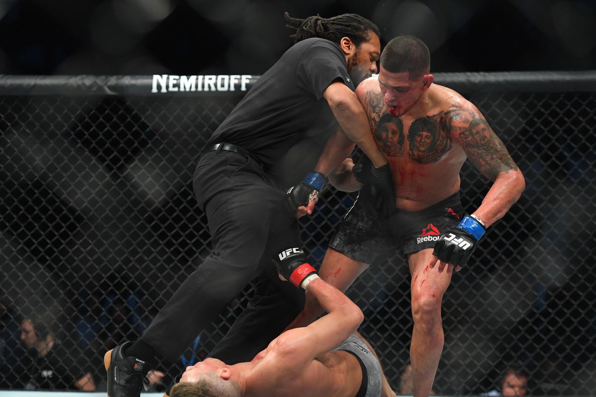 Giới chuyên môn nói gì về pha KO không tưởng của Anthony Pettis
