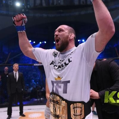 MMA Ba Lan: Dở khóc dở cười võ sĩ "lộ mông" trước mặt hàng chục ngàn khán giả