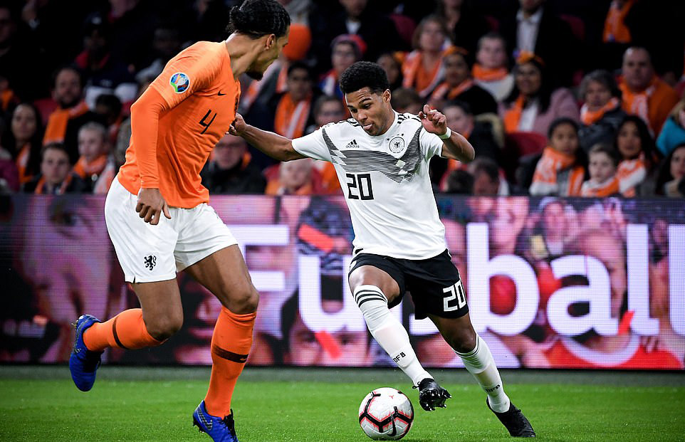 Van Dijk bị CĐV chế giễu sau khi làm nền cho siêu phẩm của Gnabry
