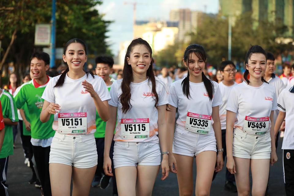 Lạ lẫm Hoa hậu Tiểu Vy chạy bộ cùng VĐV Tiền Phong Marathon 2019
