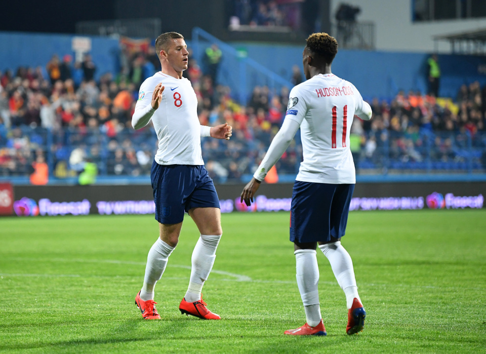 CĐV Chelsea khẩn cầu Sarri làm một điều sau khi Hudson-Odoi làm nên lịch sử ở ĐT Anh
