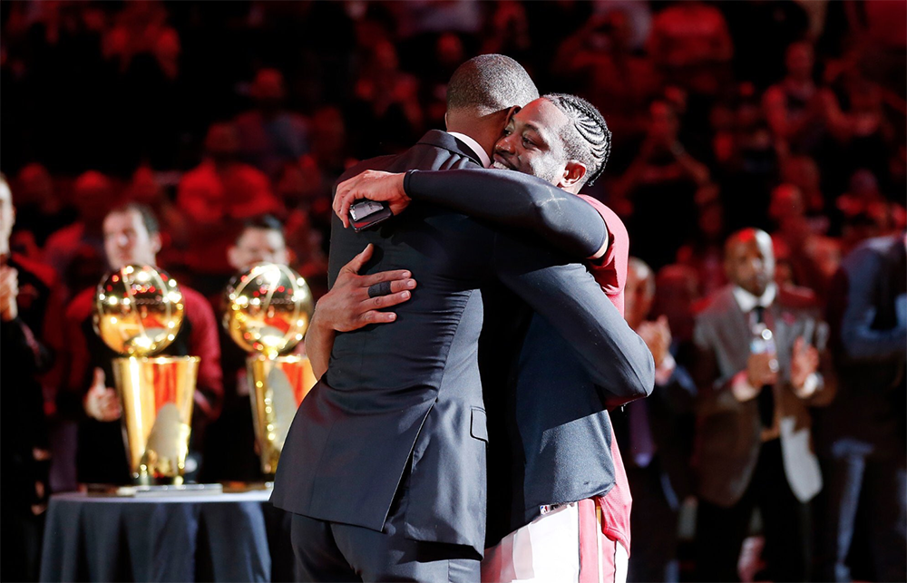 Huyền thoại Chris Bosh được Miami Heat tri ân với hình thức cao nhất, Dwyane Wade ngả mũ kính phục Huyền thoại Chris Bosh được Miami Heat tri ân với hình thức cao nhất, Dwyane Wade ngả mũ kính phục