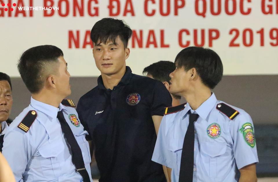 Văn Hoàng bị bảo vệ "hỏi thăm" trong ngày Sài Gòn FC thiết lập kỷ lục