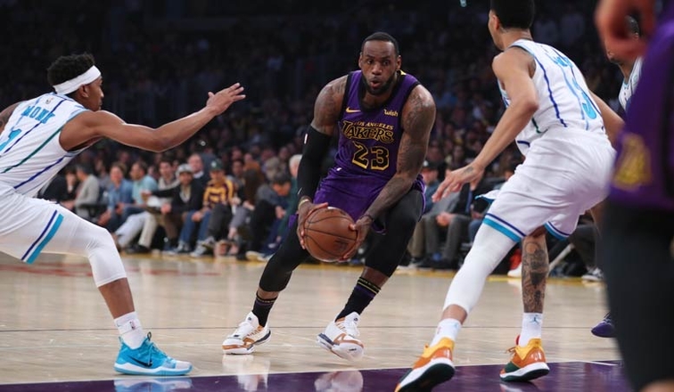 Tiếp mạch thành tích 24-0, LeBron James làm buồn lòng Michael Jordan