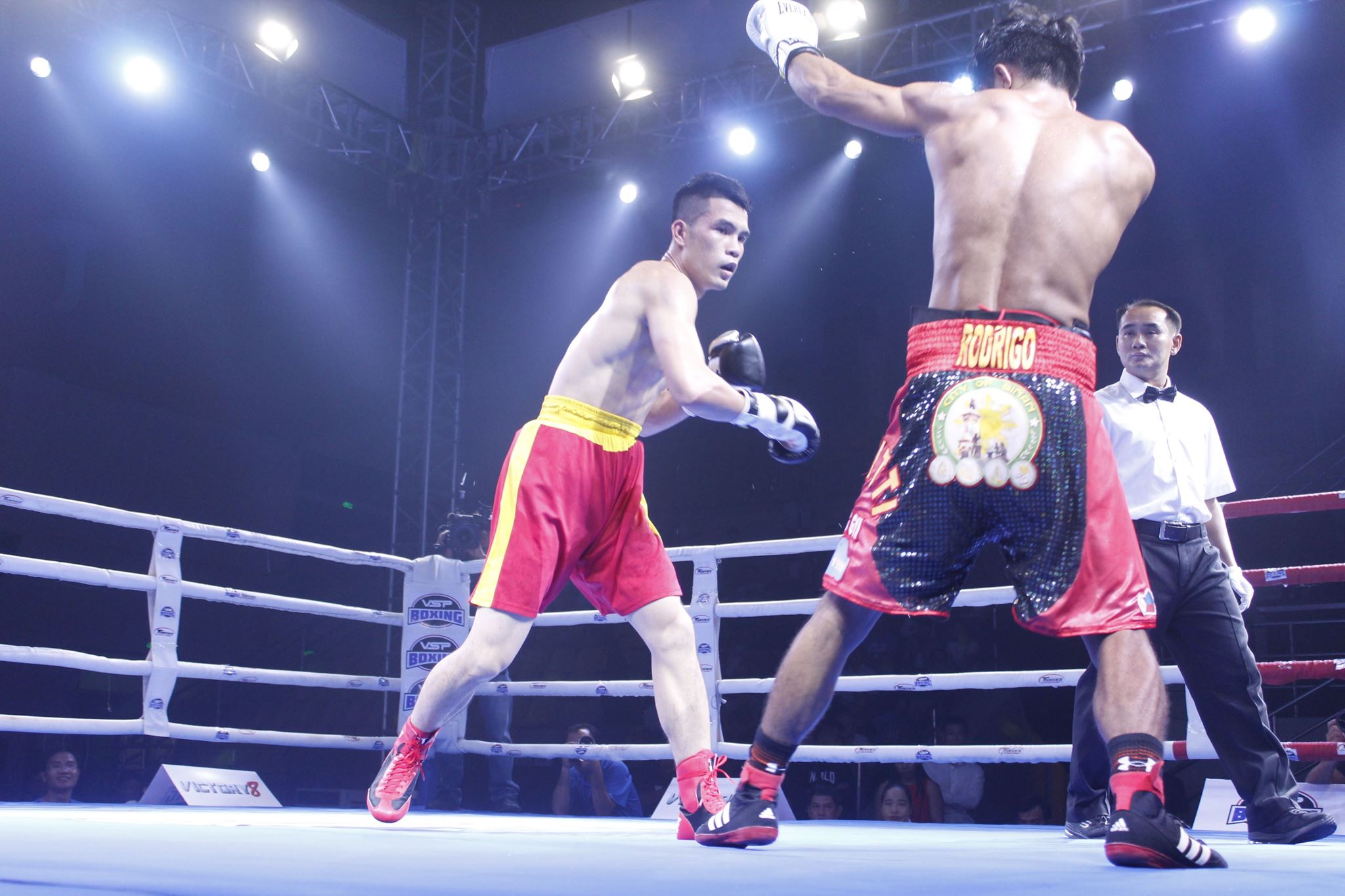 Võ sĩ Việt đại thắng trên võ đài chuyên nghiệp tại Victory 8