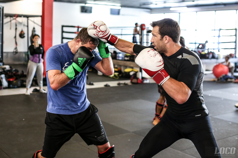 Luke Rockhold được đánh giá "trên cơ" Jon Jones