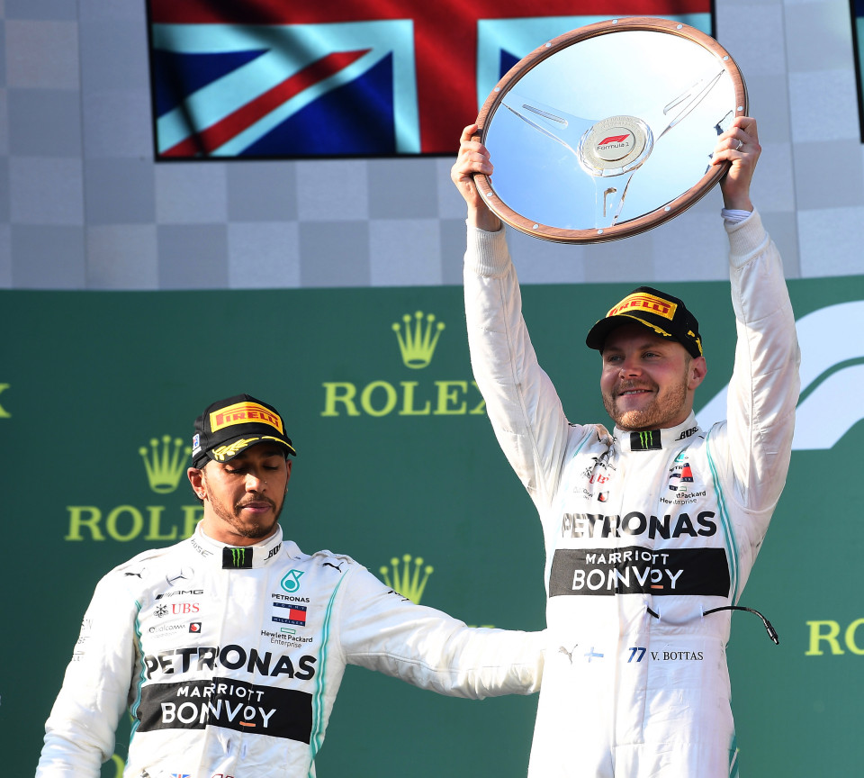 Thể thao 24h: Lewis Hamilton quay về trụ sở của đội đua Mercedes để tìm ra lí do xe hư