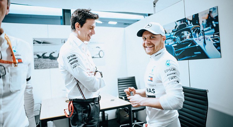 Thể thao 24h: Lewis Hamilton quay về trụ sở của đội đua Mercedes để tìm ra lí do xe hư