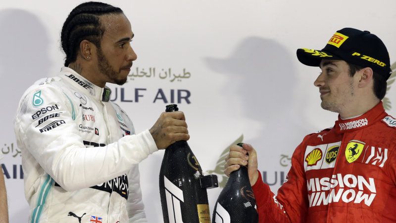 Lewis Hamilton an ủi Charles Leclerc sau chặng đua Bahrain Grand Prix