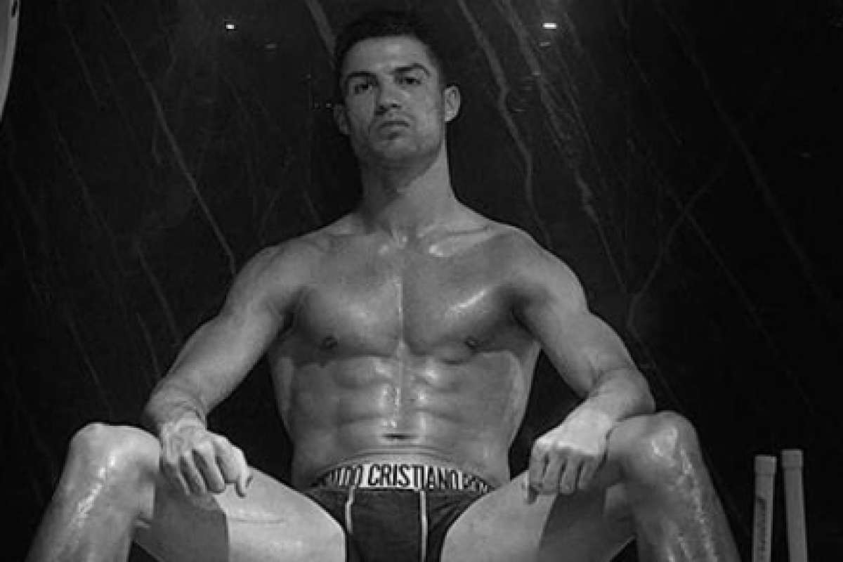 Ronaldo khoe cơ bắp khi chạy đua bình phục chấn thương để đá Cúp C1