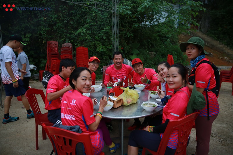 TLAR 2019: "Nữ chiến binh" Tú Làn nạp năng lượng để chèo thuyền bằng... ớt
