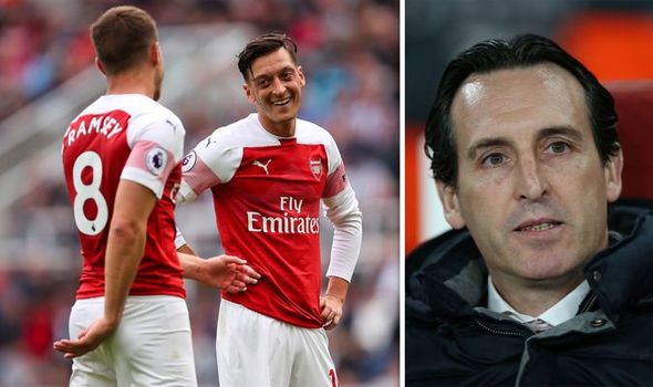 HLV Emery phản ứng khó tin trước phong độ thăng hoa của Mesut Ozil