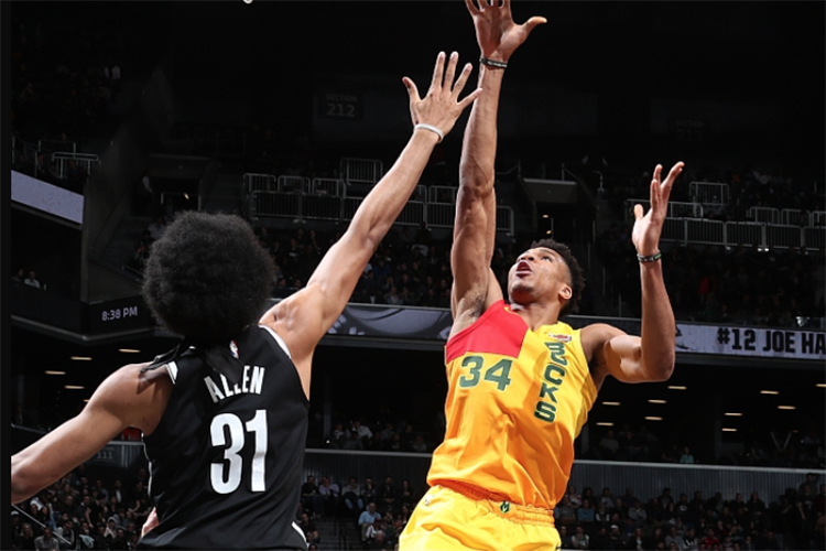 Vừa trở lại, Giannis Antetokounmpo trút giận lên Brooklyn Nets cùng với... cột rổ và đồng hồ 24 giây?