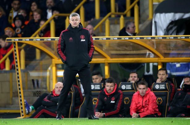 CĐV MU nổi giận với 2 cầu thủ cười đùa khi đội nhà thua Wolves