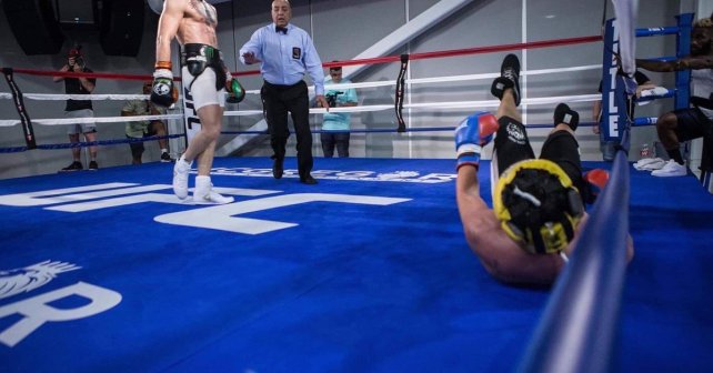 Đổ thêm dầu vào lửa, Conor McGregor tung loạt ảnh "dìm hàng" Paulie Malignaggi