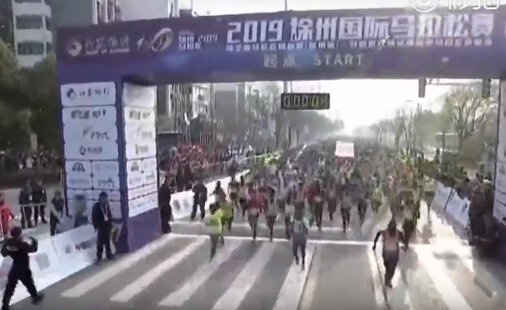 Hi hữu: nữ runner bị cấm suốt đời vì thản nhiên chạy bộ bằng... xe đạp