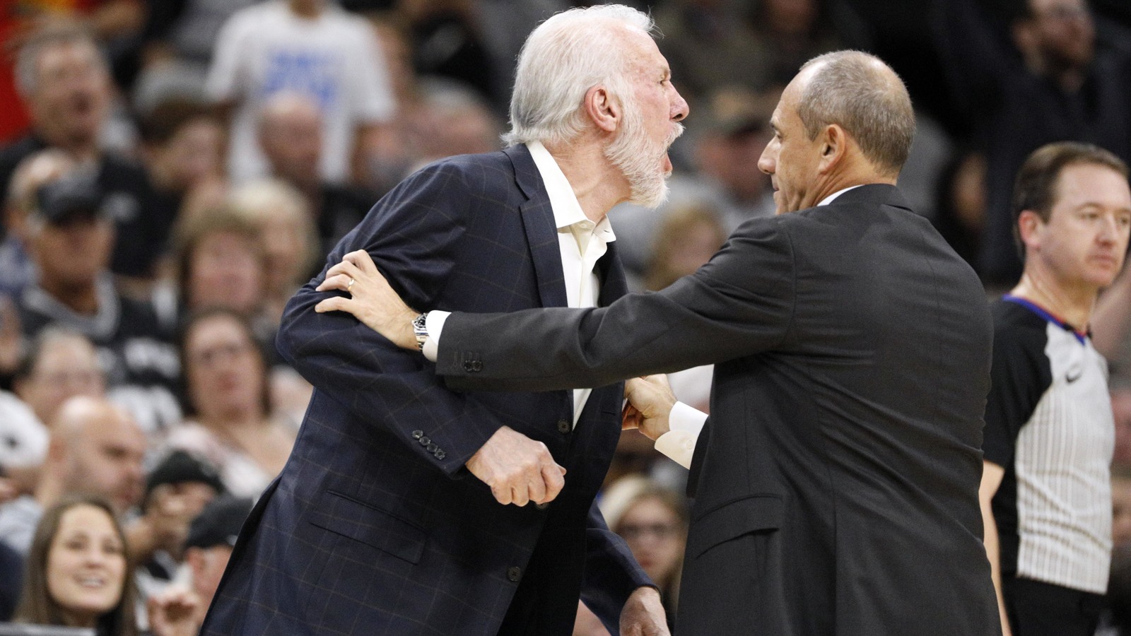 Khó hiểu khi HLV Gregg Popovich bị "tốt nghiệp" khỏi sân chỉ sau 63 giây như một trò đùa