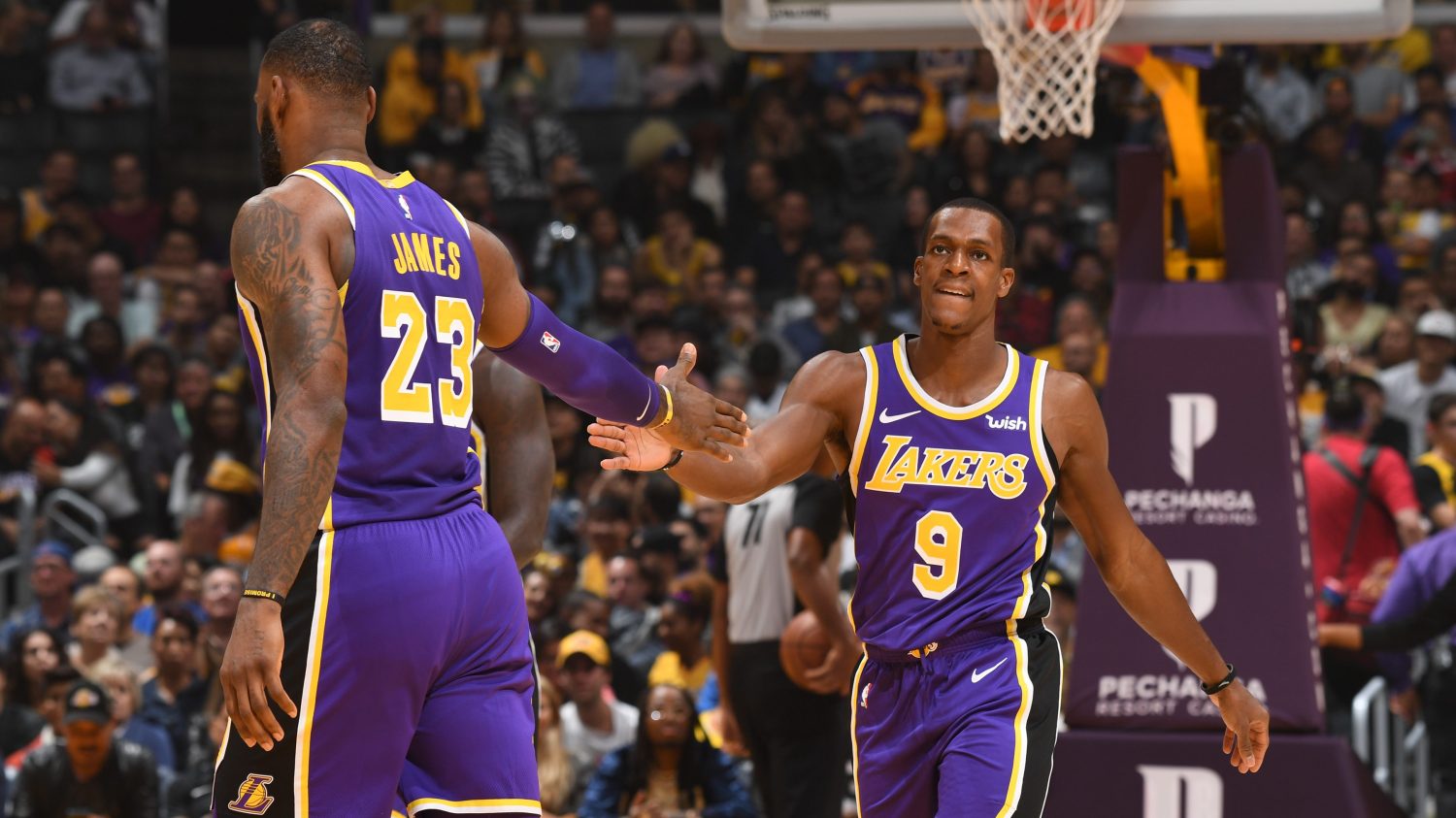 LeBron James bị đồng đội phê bình vì cử chỉ tiêu cực