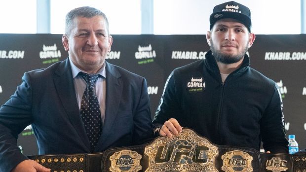 Từng thoát vị không đứng được, cha của Khabib Nurmagomedov vẫn không cho con "ngồi không"