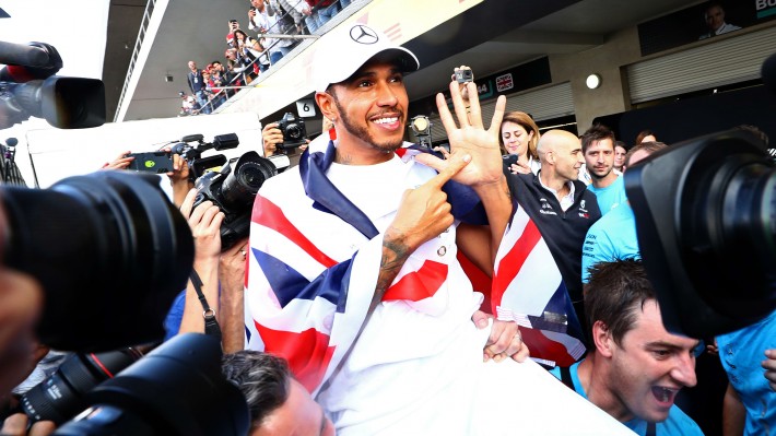 Lewis Hamilton chính thức trở thành tay đua giàu nhất lịch sử F1, vượt qua huyền thoại Michael Schumacher