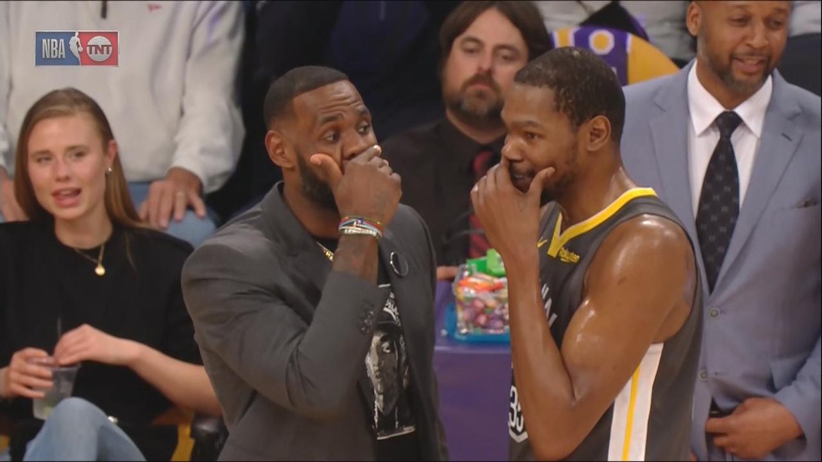 Mạng xã hội bùng nổ với khoảnh khắc LeBron James thì thầm bí ẩn cùng Kevin Durant