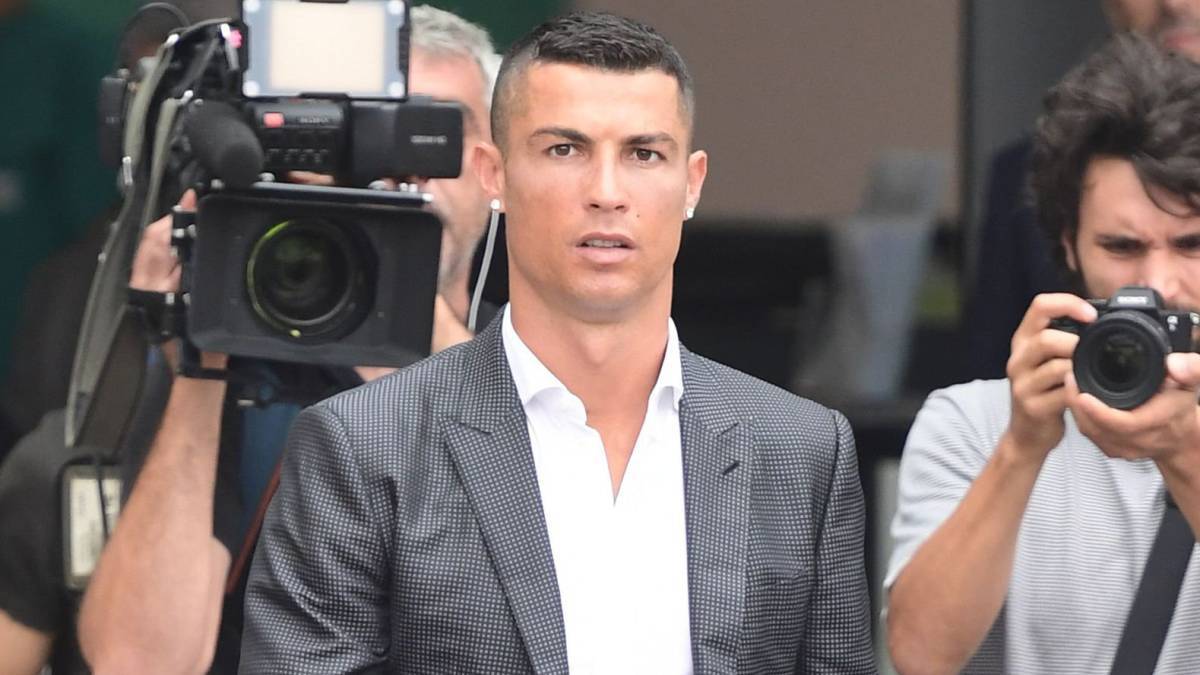 Ronaldo thất bại trong việc ngăn báo Đức phanh phui các vấn đề về tài chính