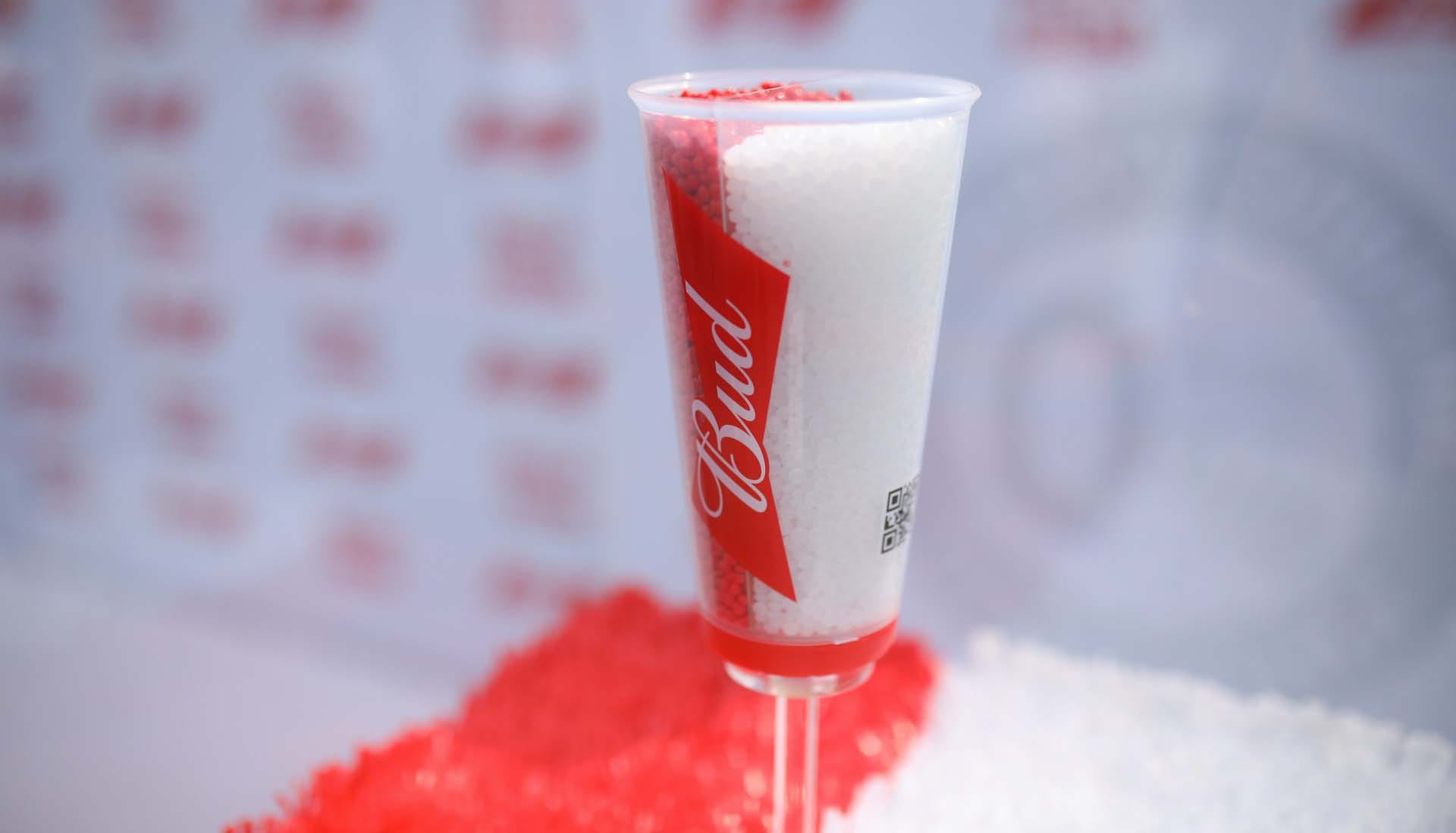 Budweiser tạo một sân bóng đá độc đáo từ cốc nhựa tái chế