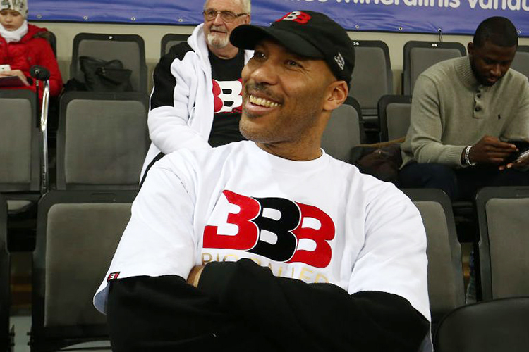 Cái mồm của LaVar Ball đã trở lại sau yêu cầu điên rồ liên quan đến Lonzo Ball và các em trai