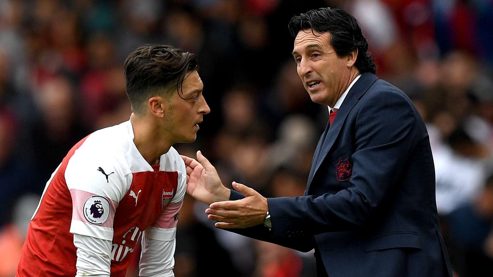 HLV Emery làm sáng tỏ cơ hội đá chính của Mesut Ozil sau khi hồi sinh phong độ