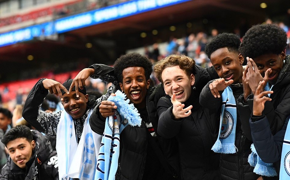 Hài hước CĐV nhí được Sterling tặng vé không cổ vũ cho Man City