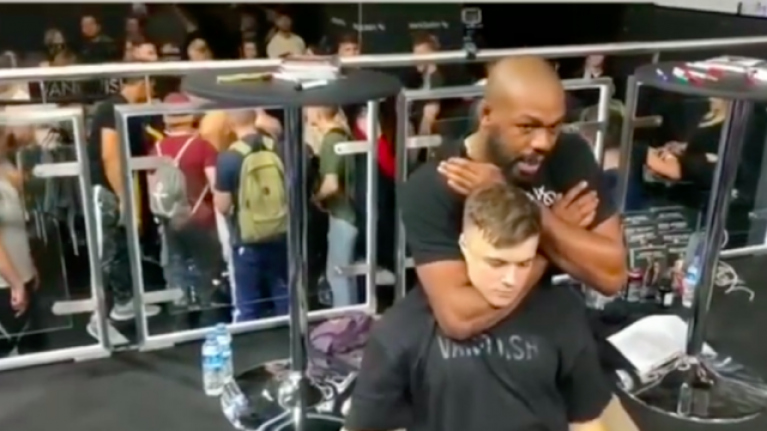 Giỡn chơi với Jon Jones, fan bị nhà vô địch siết cổ tí ngất