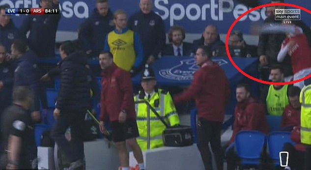 Ozil bị mỉa mai khi ném áo khoác ở trận Arsenal thua Everton