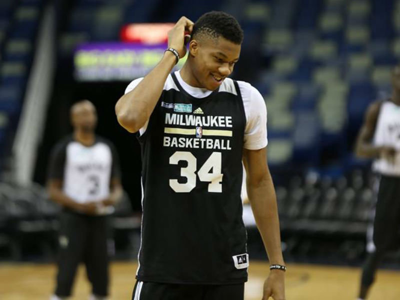 Vượt khó như Giannis Antetokounmpo, không có tiền đi xe thì ta chạy bộ đến sân và cái kết