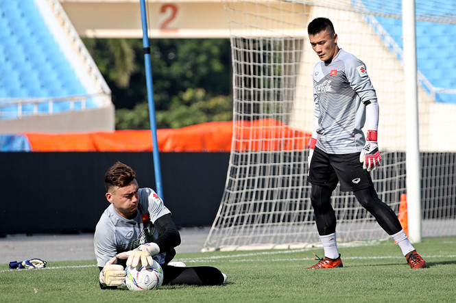 Nhìn Văn Lâm gánh team ở Muangthong Utd, Bùi Tiến Dũng có chạnh lòng?
