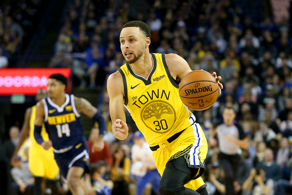 Stephen Curry cùng Golden State Warriors chính thức trở lại ngôi vương sau 1 năm vắng bóng