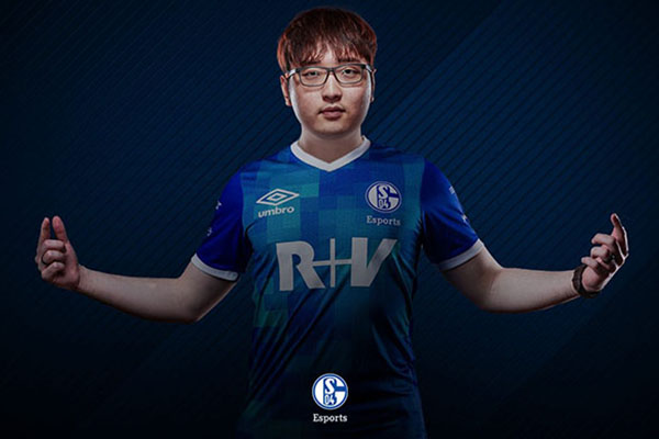 Trick quay lại đấu trường chuyên nghiệp châu Âu dưới màu áo Schalke 04