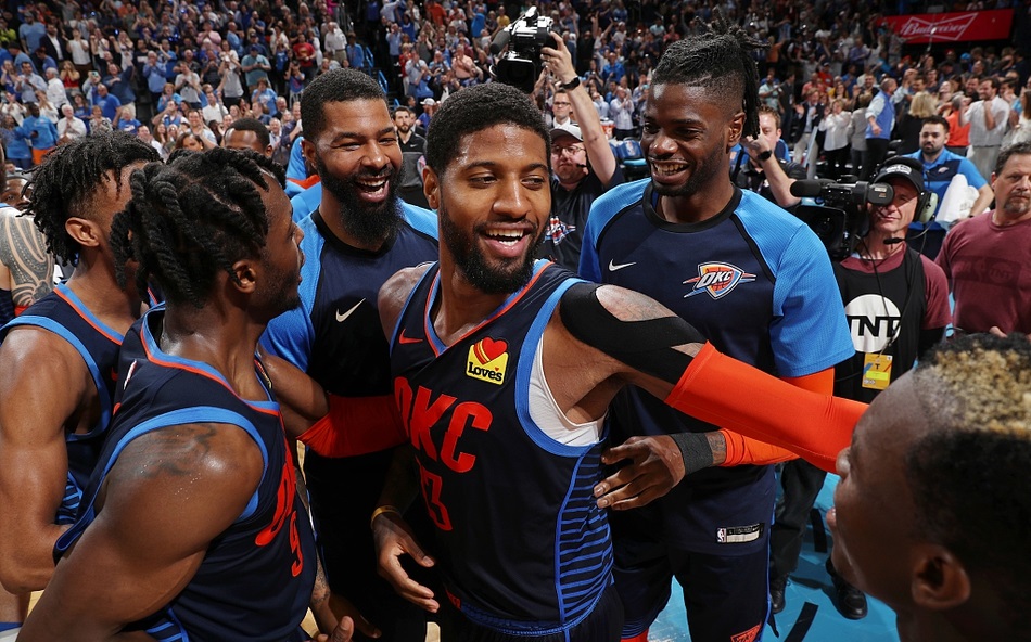 Cú ném định mệnh của Paul George lại giúp Golden State Warriors vui như trẩy hội