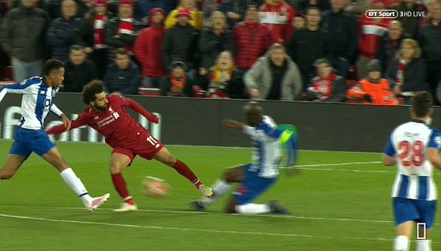Cựu trọng tài nói gì về tình huống thoát thẻ đỏ của Salah khi Liverpool hạ Porto?