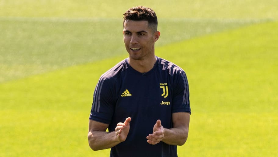 HLV Allegri làm sáng tỏ khả năng ra sân của Ronaldo ở trận gặp Ajax